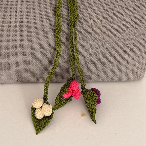 Collectable Handmade Green Crochet Necklace w Pink, Purple & Cream Rose Accents - Picture 4 of 4